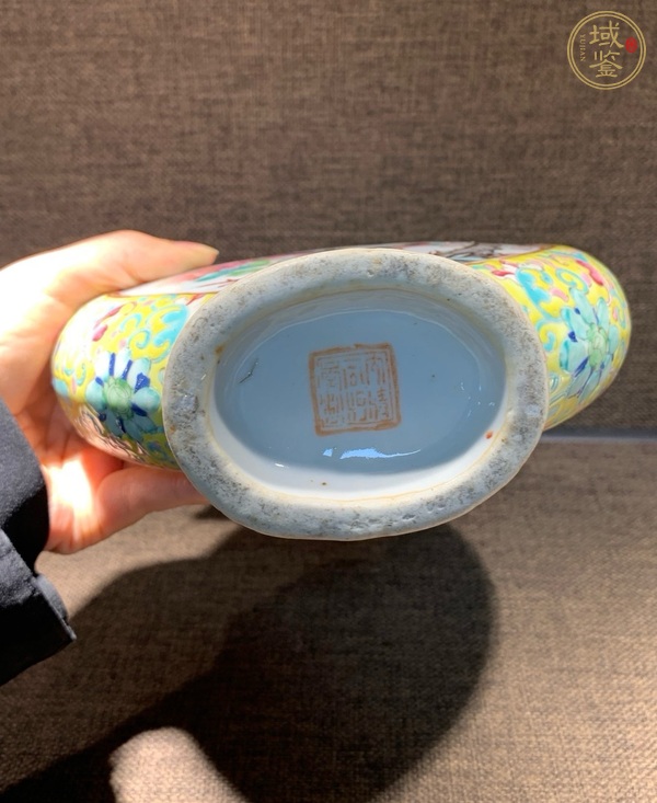 古玩陶瓷黃地開光粉彩人物故事紋龍耳抱月瓶真品鑒賞圖
