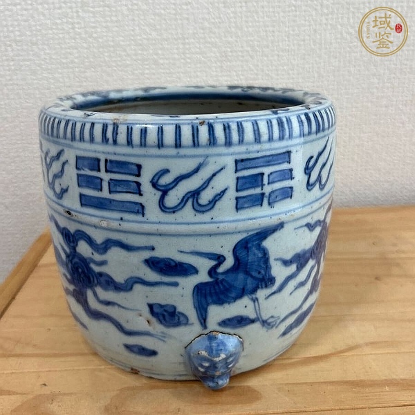 古玩明晚期 青花云鶴八卦紋三足爐真品鑒賞圖
