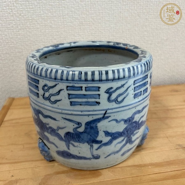 古玩陶瓷明晚期 青花云鶴八卦紋三足爐真品鑒賞圖