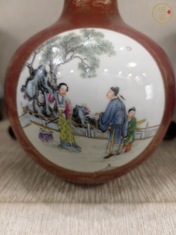 古玩陶瓷民國 珊瑚紅地開窗粉彩人物紋天球瓶真品鑒賞圖