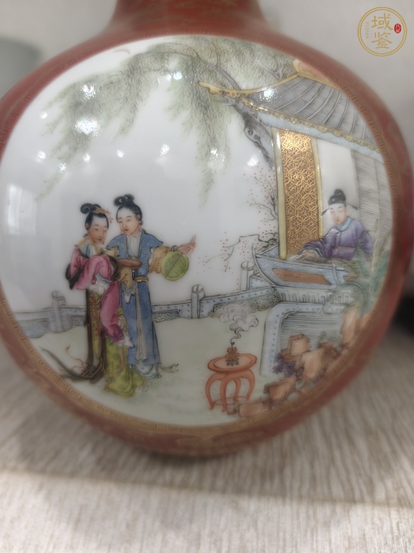 古玩陶瓷民國 珊瑚紅地開窗粉彩人物紋天球瓶真品鑒賞圖