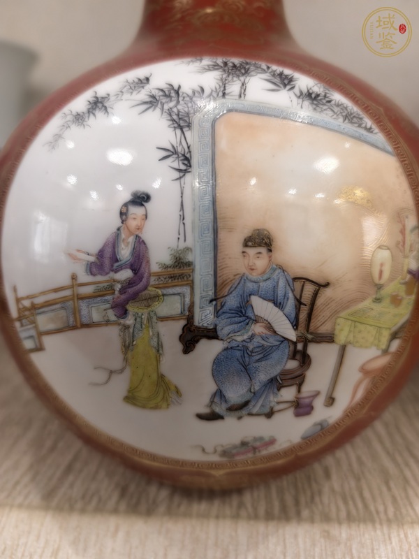 古玩陶瓷民國 珊瑚紅地開窗粉彩人物紋天球瓶真品鑒賞圖