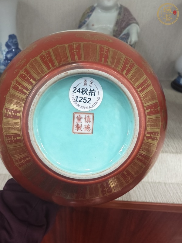 古玩陶瓷民國(guó) 珊瑚紅地開(kāi)窗粉彩人物紋天球瓶真品鑒賞圖