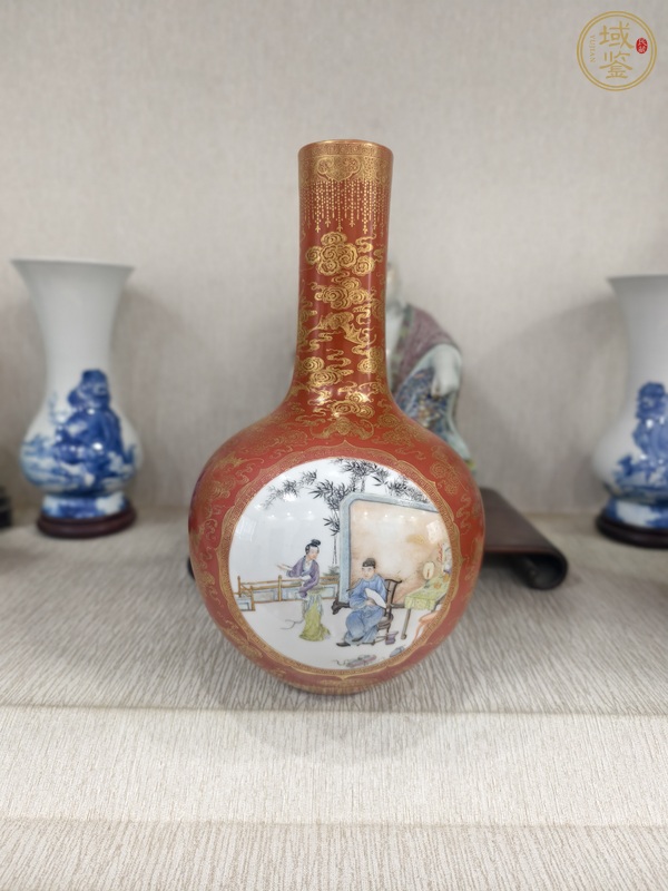 古玩陶瓷民國 珊瑚紅地開窗粉彩人物紋天球瓶真品鑒賞圖