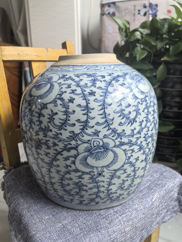 古玩陶瓷清中期 青花纏枝花卉紋罐拍賣(mài)，當(dāng)前價(jià)格100元