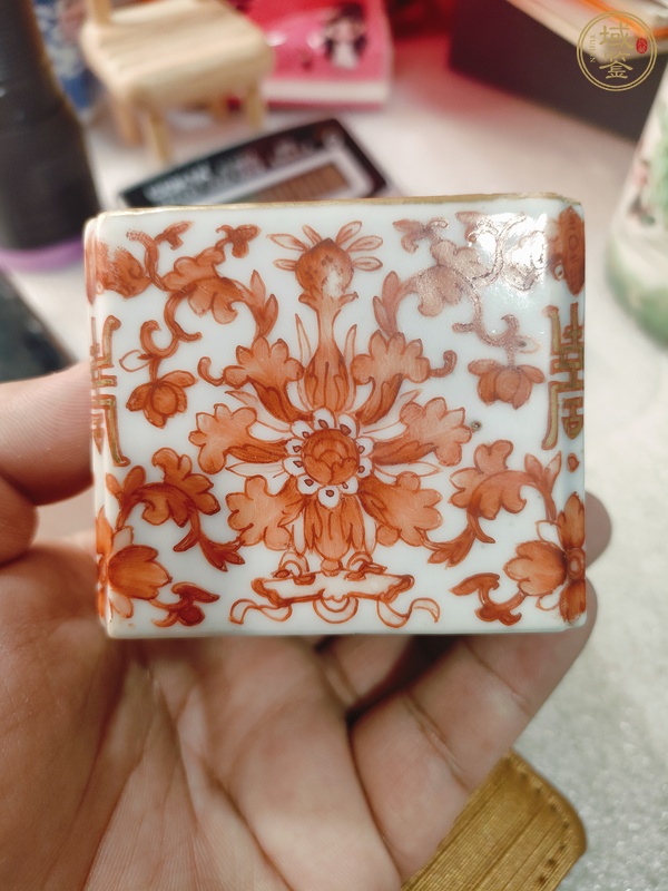 古玩陶瓷礬紅四方倭角水盂真品鑒賞圖