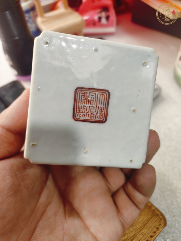古玩陶瓷礬紅四方倭角水盂真品鑒賞圖