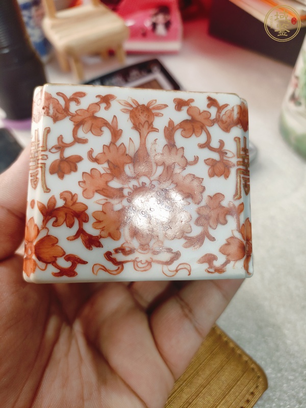 古玩陶瓷礬紅四方倭角水盂真品鑒賞圖