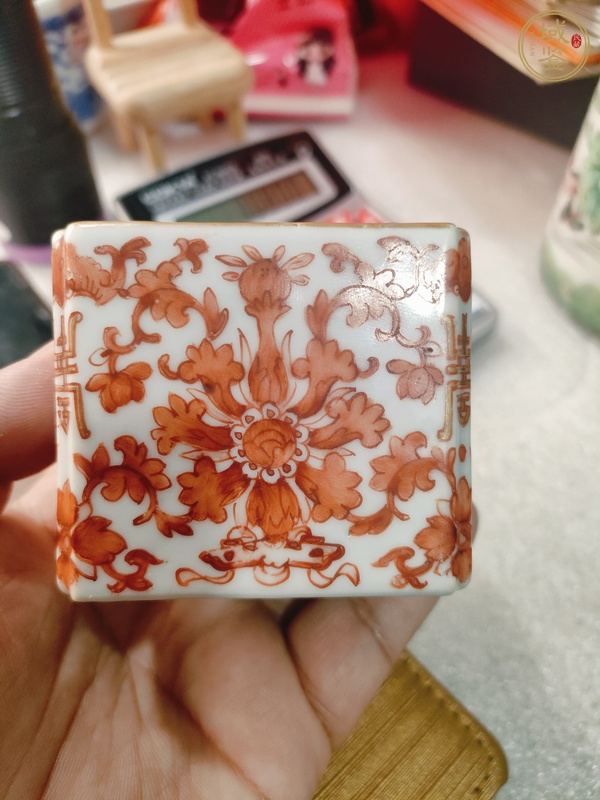 古玩陶瓷礬紅四方倭角水盂真品鑒賞圖