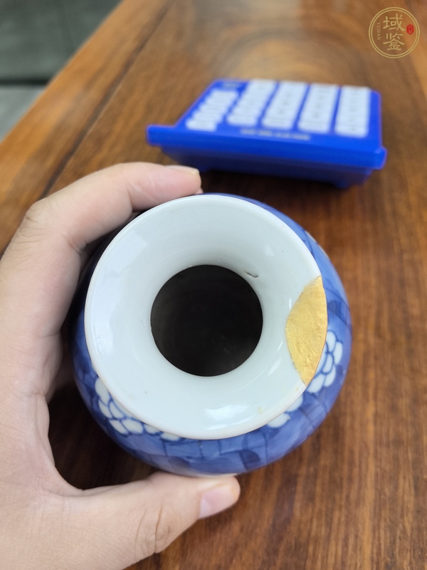 古玩陶瓷青花留白梅紋石榴尊真品鑒賞圖