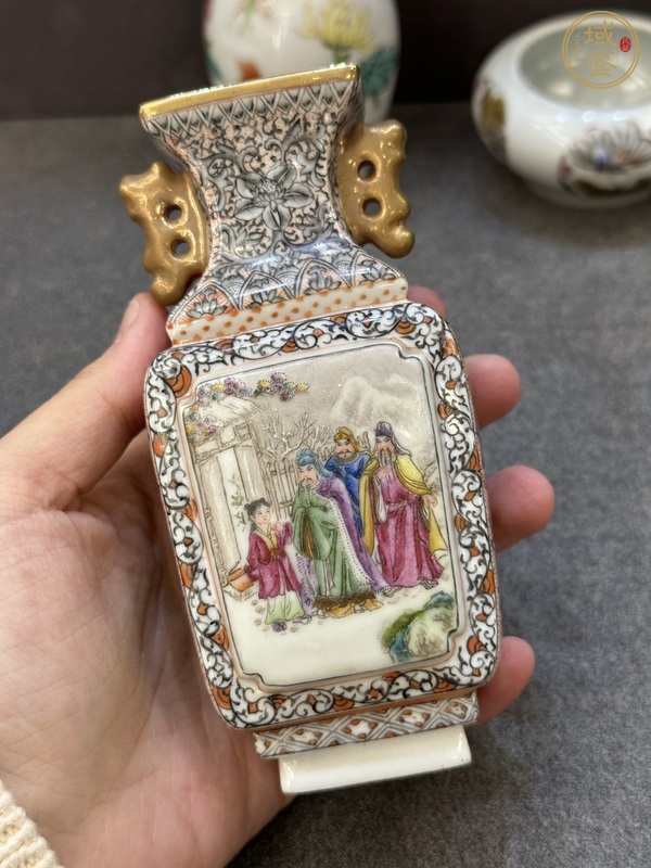 古玩陶瓷粉彩三國人物四方瓶真品鑒賞圖