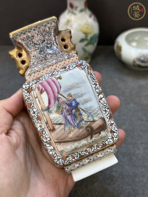 古玩陶瓷粉彩三國人物四方瓶真品鑒賞圖