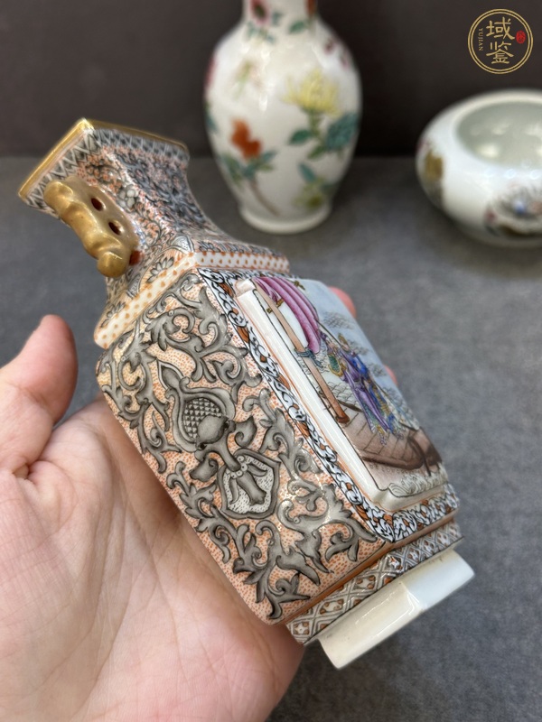 古玩陶瓷粉彩三國人物四方瓶真品鑒賞圖