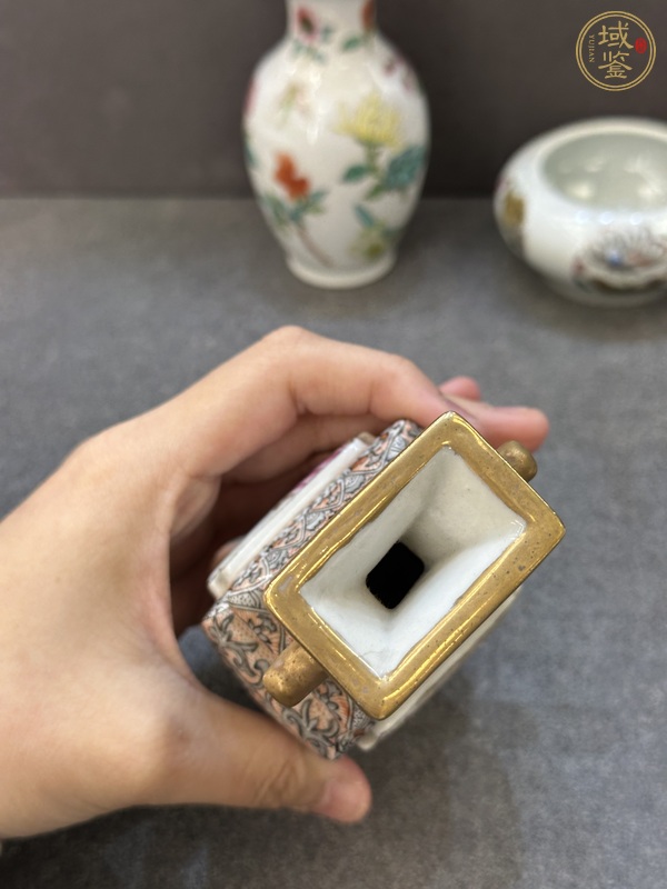 古玩陶瓷粉彩三國人物四方瓶真品鑒賞圖