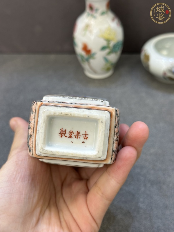 古玩陶瓷粉彩三國人物四方瓶真品鑒賞圖