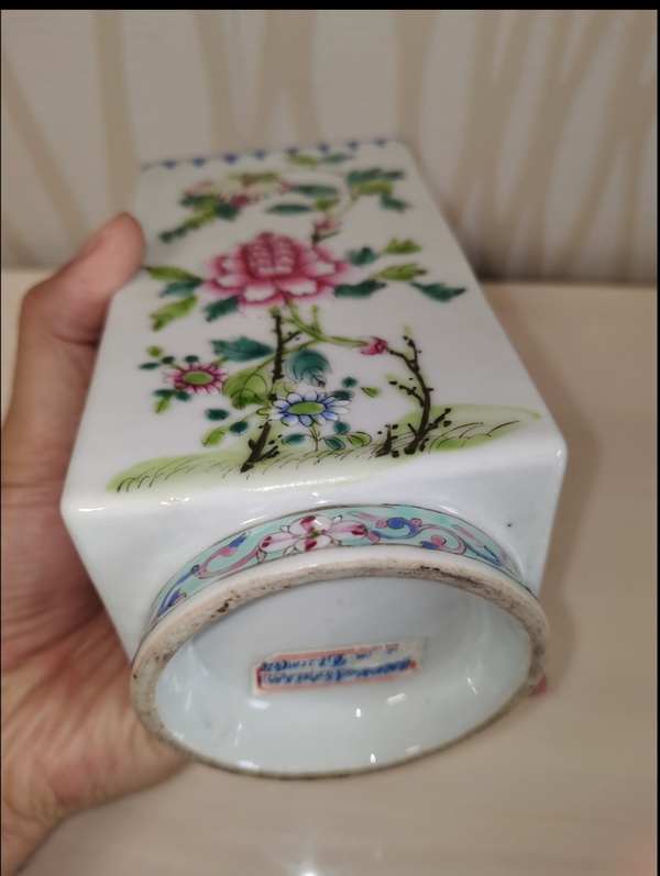 古玩陶瓷粉彩花卉紋四方琮式瓶拍賣,當前價格6500元