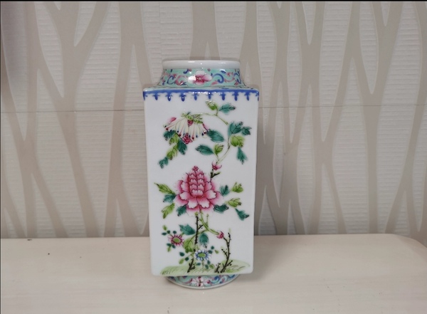 古玩陶瓷粉彩花卉紋四方琮式瓶拍賣,當前價格6500元