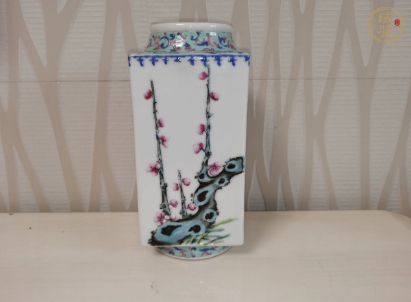 古玩陶瓷粉彩花卉紋四方琮式瓶真品鑒賞圖