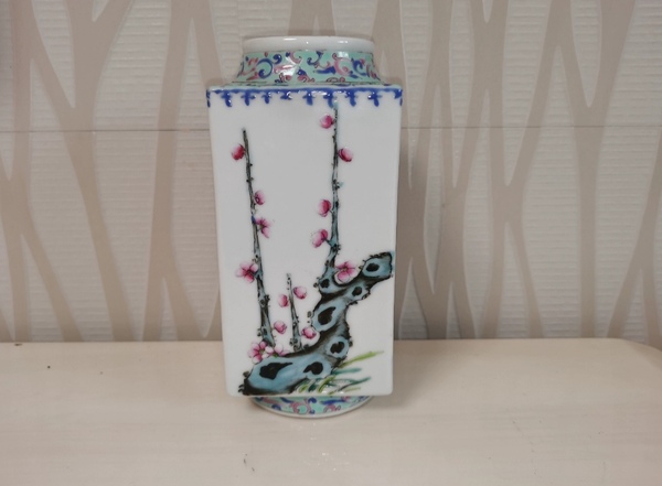 古玩轉(zhuǎn)賣粉彩花卉紋四方琮式瓶拍賣，當(dāng)前價格99元