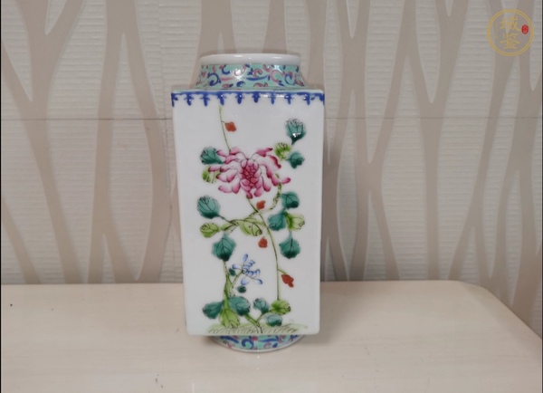 古玩陶瓷粉彩花卉紋四方琮式瓶真品鑒賞圖