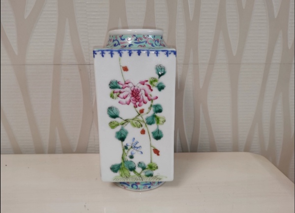 古玩陶瓷粉彩花卉紋四方琮式瓶拍賣,當前價格6500元