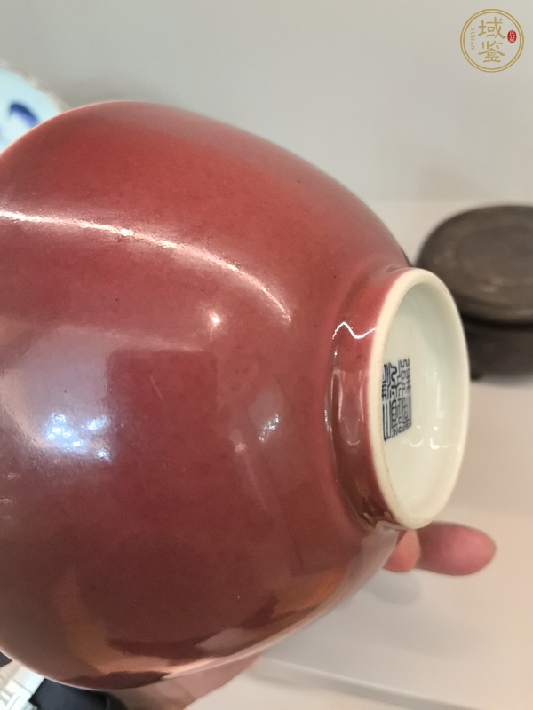 古玩陶瓷紅釉碗真品鑒賞圖