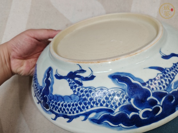 古玩陶瓷過(guò)墻龍紋青花盤真品鑒賞圖