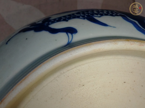 古玩陶瓷過(guò)墻龍紋青花盤真品鑒賞圖