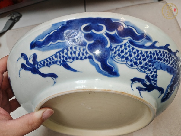 古玩陶瓷過(guò)墻龍紋青花盤真品鑒賞圖