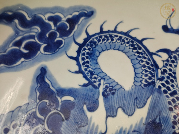 古玩陶瓷過(guò)墻龍紋青花盤真品鑒賞圖