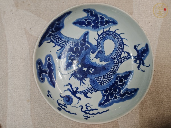 古玩陶瓷過(guò)墻龍紋青花盤真品鑒賞圖