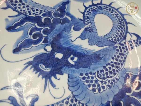 古玩陶瓷過(guò)墻龍紋青花盤真品鑒賞圖