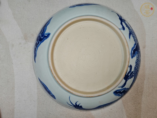 古玩陶瓷過(guò)墻龍紋青花盤真品鑒賞圖