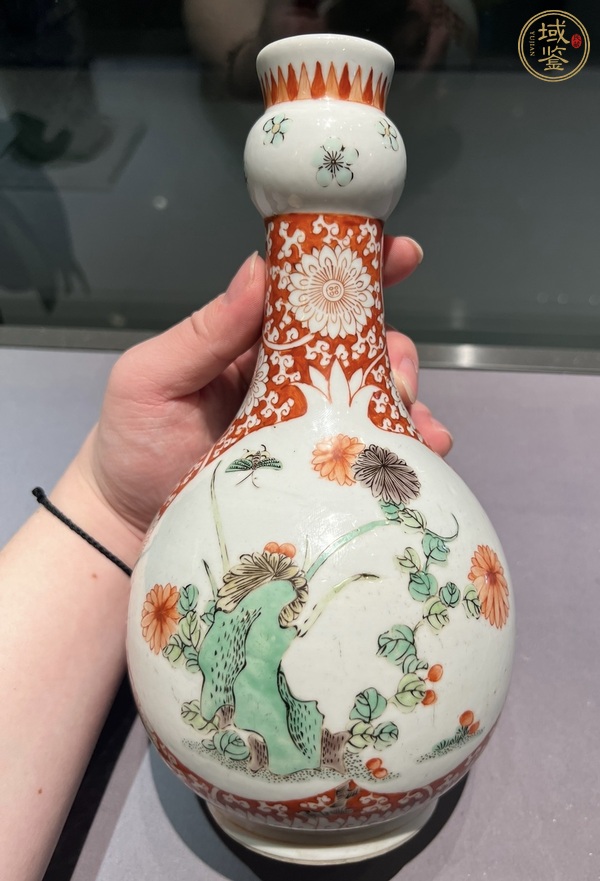 古玩洞石花卉紋蒜頭瓶真品鑒賞圖