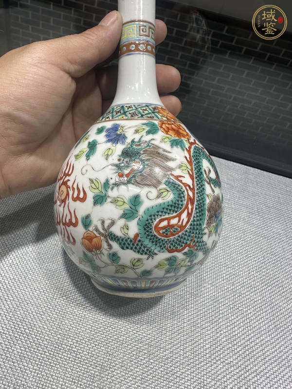 古玩陶瓷五彩龍穿花紋長頸瓶真品鑒賞圖