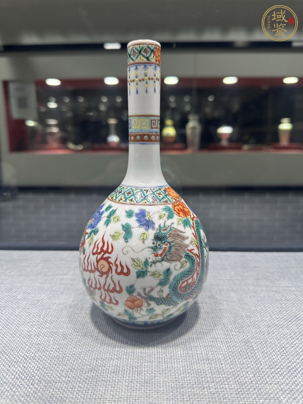 古玩陶瓷五彩龍穿花紋長頸瓶真品鑒賞圖