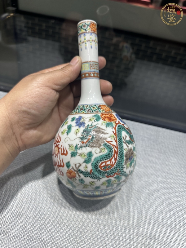 古玩陶瓷五彩龍穿花紋長頸瓶真品鑒賞圖