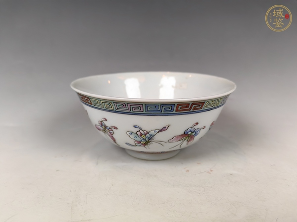 古玩陶瓷民國(guó)蝴蝶紋粉彩碗真品鑒賞圖