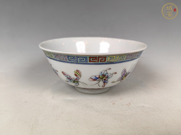 古玩陶瓷民國(guó)蝴蝶紋粉彩碗真品鑒賞圖
