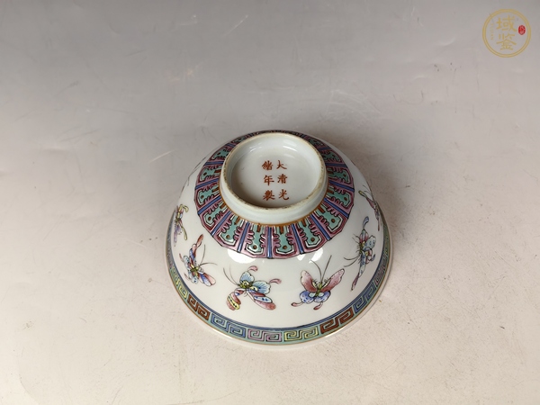 古玩陶瓷民國(guó)蝴蝶紋粉彩碗真品鑒賞圖