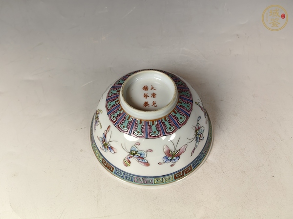 古玩陶瓷民國(guó)蝴蝶紋粉彩碗真品鑒賞圖