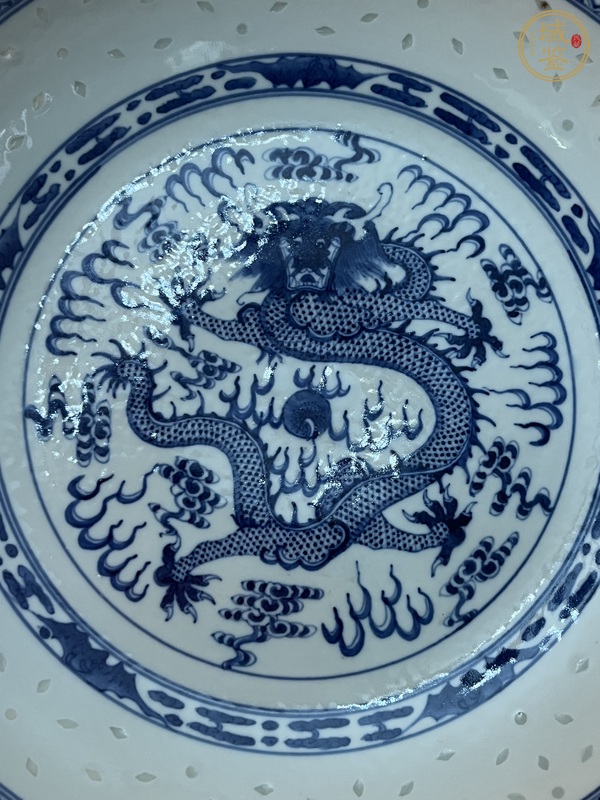 古玩陶瓷青花龍紋玲瓏瓷盤真品鑒賞圖