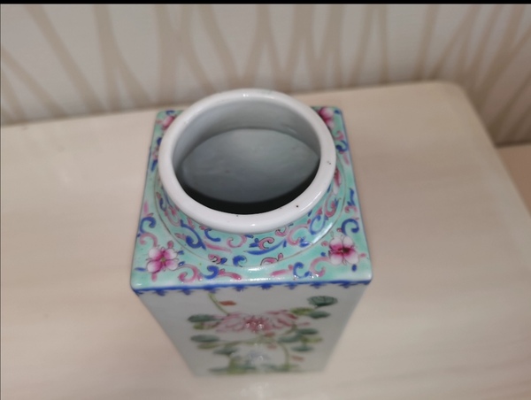 古玩陶瓷粉彩花卉紋四方琮式瓶拍賣,當前價格6500元