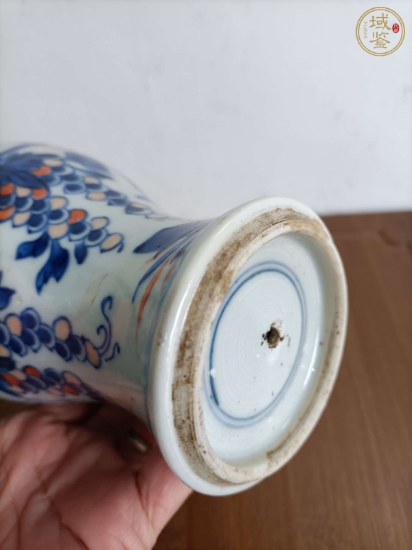古玩陶瓷青花礬紅葡萄紋雞腿瓶真品鑒賞圖