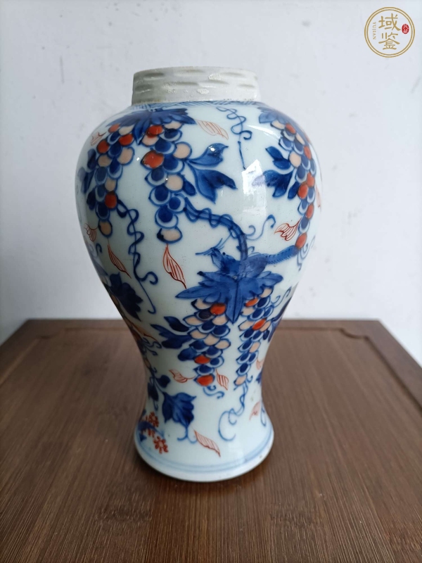 古玩陶瓷青花礬紅葡萄紋雞腿瓶真品鑒賞圖