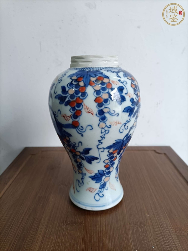 古玩陶瓷青花礬紅葡萄紋雞腿瓶真品鑒賞圖
