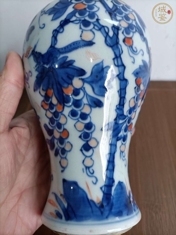 古玩陶瓷青花礬紅葡萄紋雞腿瓶真品鑒賞圖