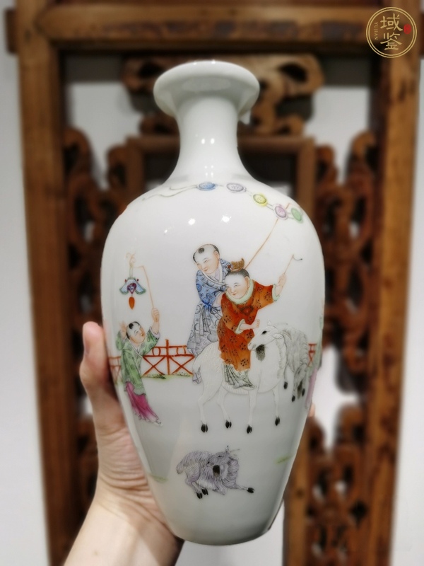 古玩陶瓷三羊開(kāi)泰粉彩盤口瓶真品鑒賞圖