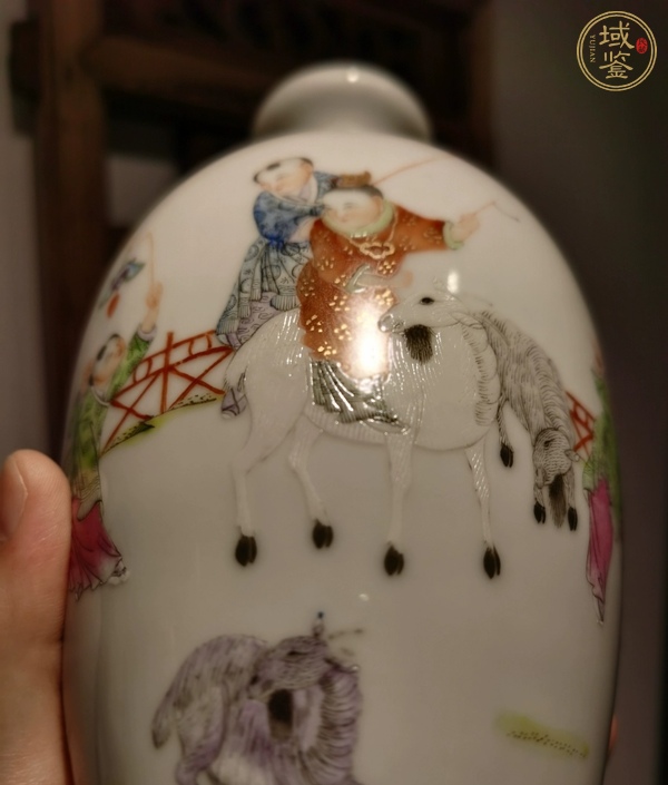 古玩陶瓷三羊開(kāi)泰粉彩盤口瓶真品鑒賞圖