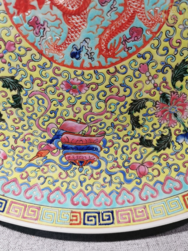 古玩陶瓷佛家八寶龍紋粉彩盤真品鑒賞圖